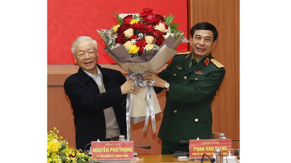 Đại tướng Phan Văn Giang tặng hoa chúc mừng Tổng Bí thư Nguyễn Phú Trọng. Ảnh: TTXVN