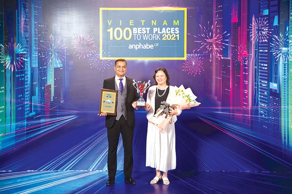 Ông Binu Jacob (Tổng giám đốc) và bà Trương Bích Đào (Giám đốc nhân sự) Công ty  Nestlé Việt Nam nhận cúp