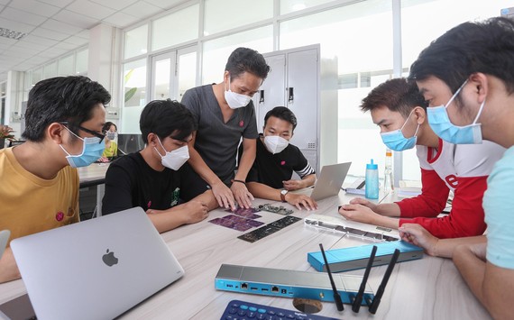 Tạo đột phá cho lĩnh vực công nghiệp số Hướng dẫn các bạn trẻ nghiên cứu chuyển đổi số offline to online tại vườn ươm SHTP-IC. Ảnh: HOÀNG HÙNG