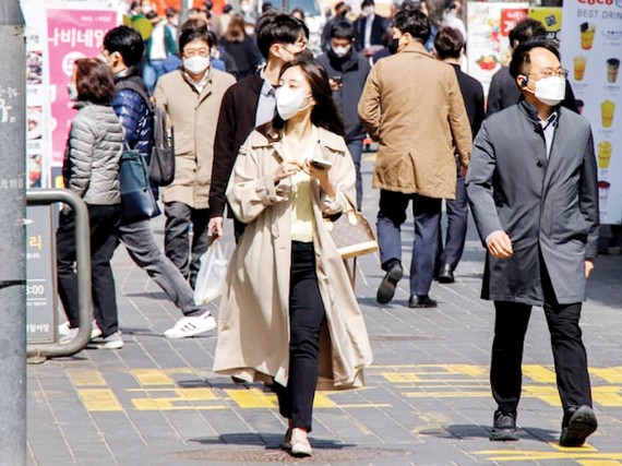 Người dân Hàn Quốc đeo khẩu trang khi lưu thông trên đường để phòng chống dịch Covid-19 dù không còn bắt buộc