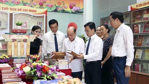 Các đại biểu tham quan phòng trưng bày tại Thư viện tỉnh Hà Tĩnh. Ảnh: ĐCSVN