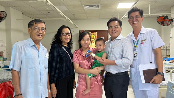 Đại diện gia đình bà Ngô Thị Huệ và Hội Bảo trợ Bệnh nhân nghèo TPHCM đến thăm bé Minh Hiếu sau mổ tim