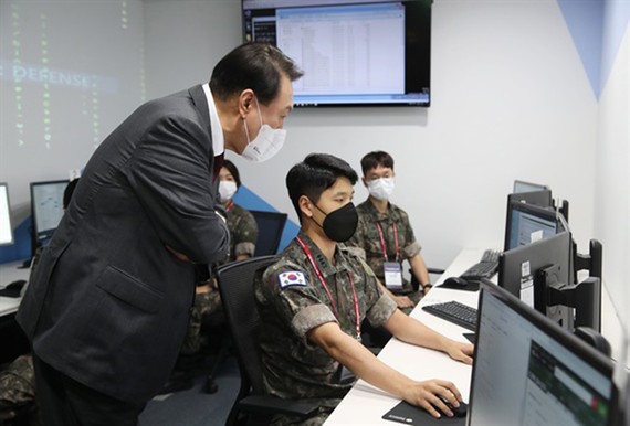 Tổng thống Hàn Quốc Yoon Suk-yeol thị sát chương trình đào tạo an ninh mạng