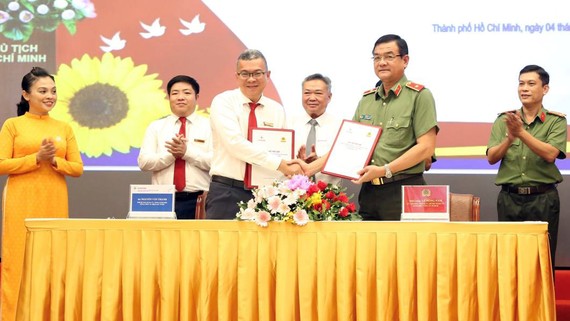Thiếu tướng Lê Hồng Nam, Giám đốc Công an TPHCM và ông Nguyễn Văn Thanh, Tổng Giám đốc EVNHCMC ký kết Quy chế phối hợp giai đoạn 2022-2027