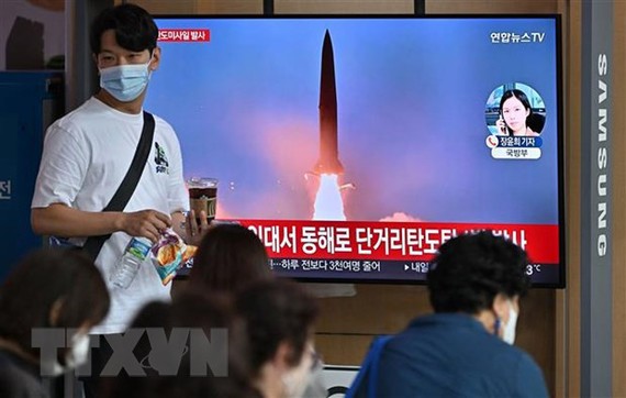 Người dân theo dõi qua truyền hình tại nhà ga Seoul (Hàn Quốc) về một vụ phóng thử tên lửa của Triều Tiên, ngày 25-9. Ảnh: TTXVN