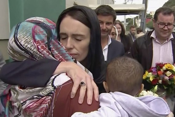 Thủ tướng New Zealand Jacinda Ardern (giữa) thăm Nhà thờ Hồi giáo Kilbirnie ở thủ đô Wellington ngày 17-3 để tưởng niệm nạn nhân vụ tấn công ở Christchurch. Ảnh: TVNZ