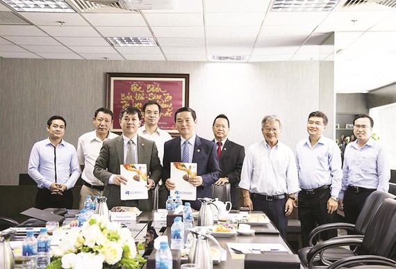  Ông Lê Viết Hải - Chủ tịch HĐQT, Tổng Giám đốc Công ty CP Tập đoàn Xây dựng Hòa Bình (hàng đầu, bên phải)  và Tạ Quang Minh, Viện trưởng Viện Khoa học Sở hữu Trí tuệ ký kết văn bản thỏa thuận