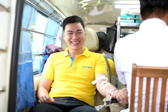 Ngày hội đỏ năm 2019 tại Nam A Bank nhận hơn 200 đơn vị máu hiến tặng từ ban lãnh đạo, cán bộ nhân viên, đối tác và khách hàng.