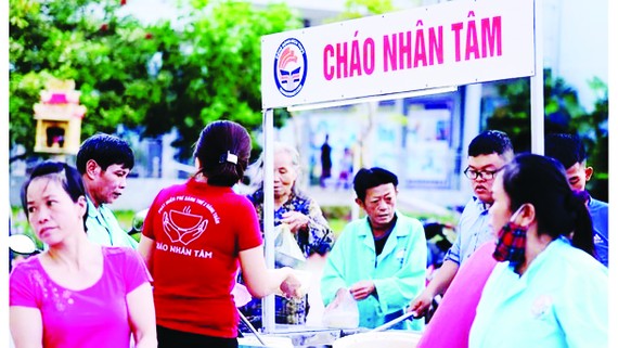 Những suất cháo miễn phí được trao cho bệnh nhân đang điều trị  tại Bệnh viện Đa khoa tỉnh Quảng Trị