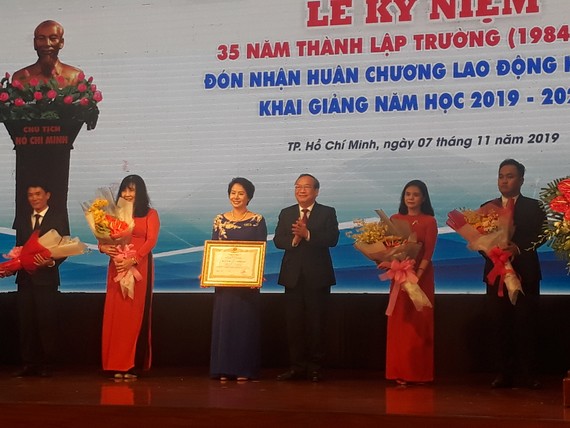 Bà Nguyễn Thị Lý (thứ 3 từ trái sang), Hiệu trưởng TDC nhận Huân chương Lao động hạng 3 do Chủ tịch nước trao tặng ​