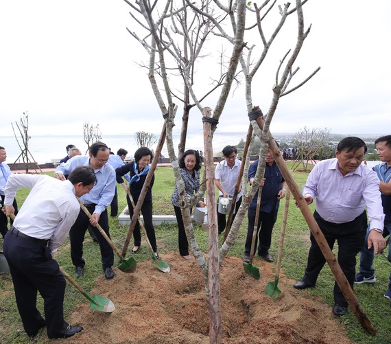 Bà Trương Thị Mai, Ủy viên Bộ Chính trị, Bí thư Trung ương Đảng, Trưởng ban Dân vận Trung ương cùng các đại biểu thực hiện nghi thức trồng cây của chương trình Quỹ 1 triệu cây xanh cho Việt Nam.