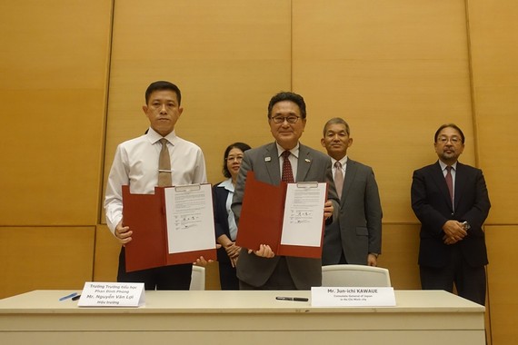 Ngài Kawaue Junichi và ông Nguyễn Văn Lợi ký kết hợp đồng viện trợ.