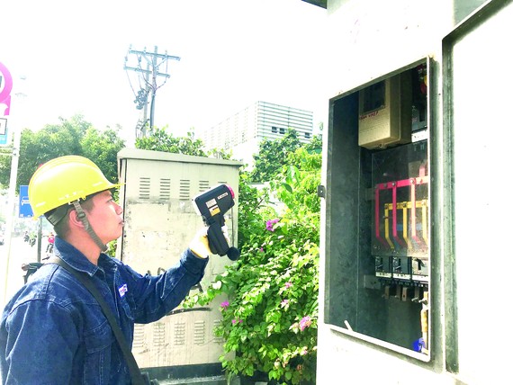 Nhân viên Điện lực Gia Định kiểm tra  các thiết bị trong trạm biến áp có hoạt động ổn định