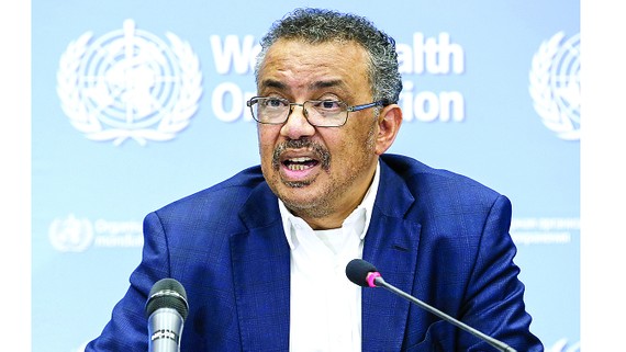 Ông Tedros Adhanom Ghebreyesus, Tổng Giám đốc Tổ chức Y tế thế giới, trong cuộc họp báo về dịch bệnh viêm phổi do virus Corona mới gây ra tại Geneva, Thụy Sĩ. Ảnh: TTXVN                                                             