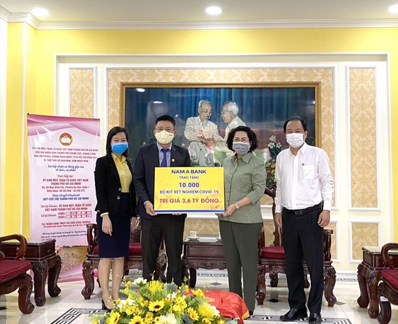 Bà Tô Thị Bích Châu (thứ 2 từ phải qua), Chủ tịch Ủy ban Mặt trận Tổ quốc Việt Nam TPHCM cùng đại diện Sở Y tế TPHCM (bìa phải) tiếp nhận khoản hỗ trợ từ đại diện Nam A Bank