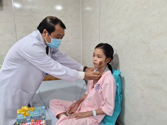 Bác sĩ Nguyễn Thành Tâm, Giám đốc Bệnh viện Sài Gòn ITO  kiểm tra sức khỏe cho 1 em học sinh Trường THCS Bạch Đằng trước khi xuất viện