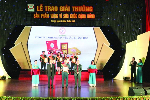 Yến sào Khánh Hòa nhận giải thưởng “Sản phẩm vàng vì sức khỏe cộng đồng năm 2020"