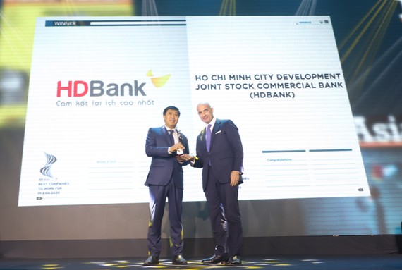 Tiến sĩ Lê Thành Trung, Phó Tổng Giám đốc HDBank thay mặt Ban lãnh đạo HDBank nhận giải HDBank - Nơi làm việc tốt nhất châu Á