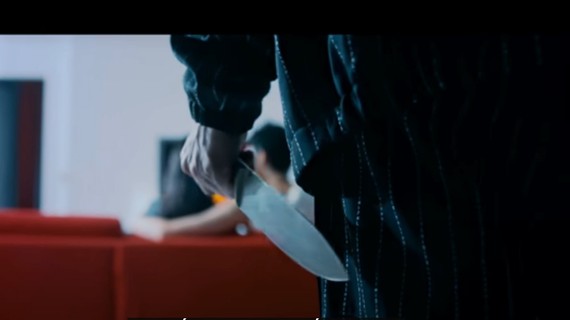 Hình ảnh phản cảm trong MV "Sao em nỡ vội". Ảnh cắt từ MV