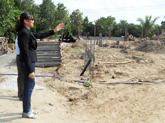 Bà Trần Thị Kim Loan trên mảnh đất hiến tặng để xây trường mầm non