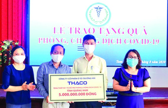 Ông Nguyễn Quang Bảo - Phó TGĐ phụ trách Sản xuất trao tặng thiết bị y tế hỗ trợ phòng chống dịch cho Tiến sĩ,  bác sĩ Nguyễn Văn Văn - PGĐ Sở Y tế tỉnh Quảng Nam