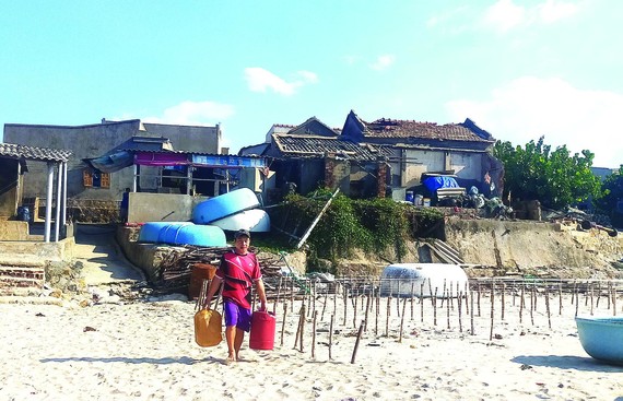 Triều cường đe dọa làng biển  Hòa An (Phú Yên).  Ảnh: NGỌC OAI