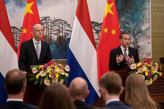 Bộ trưởng Ngoại giao Trung Quốc Vương Nghị (phải) và Ngoại trưởng Hà Lan Stef Blok trong một cuộc họp báo chung ngày 19-6-2019 tại Bắc Kinh. Ảnh: Benarnews