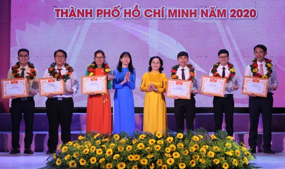 Phó Bí thư Thành ủy, Chủ tịch HĐND TPHCM Nguyễn Thị Lệ  trao bằng khen các cá nhân được tuyên dương nhà giáo trẻ tiêu biểu. Ảnh: HOÀNG HÙNG