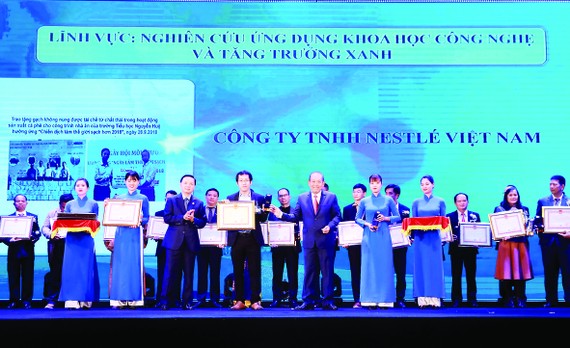 Ông Trương Hoàng Phương, Giám đốc nhà máy Nestlé Trị An vinh dự nhận bằng khen Giải thưởng Môi trường Việt Nam