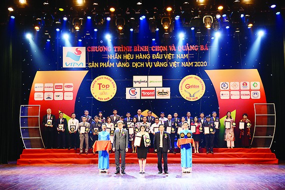 Đại diện Vedan Việt Nam nhận chứng nhận từ Ban tổ chức