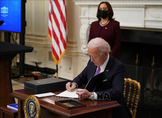 Tổng thống Mỹ Joe Biden ký sắc lệnh hành pháp tại Nhà Trắng ở Washington, DC, ngày 21-1-2021. Ảnh: AFP/TTXVN