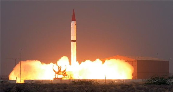 Tên lửa đạn đạo đất đối đất tầm trung Shaheen-III rời bệ phóng tại địa điểm không xác định ở Pakistan ngày 11-12-2015. Ảnh tư liệu: AFP/TTXVN