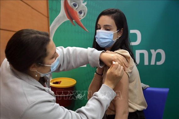 Nhân viên y tế tiêm vaccine phòng Covid-19 cho người dân tại Tel Aviv, Israel, ngày 10-2-2021. Ảnh minh họa: THX/TTXVN