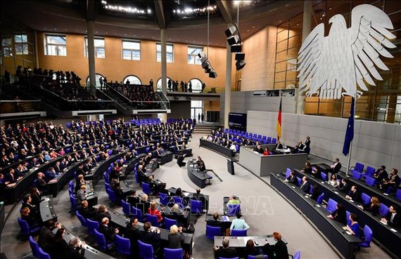 Thủ tướng Đức Angela Merkel và các thành viên nội các tại một phiên họp Quốc hội ở Berlin. Ảnh tư liệu: AFP/TTXVN