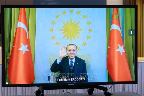 Tổng thống Thổ Nhĩ Kỳ Recep Tayyip Erdogan trong cuộc hội đàm trực tuyến với Chủ tịch Hội đồng châu Âu Charles Michel và Chủ tịch Ủy ban châu Âu Ursula von der Leyen tại Brussels, Bỉ ngày 19-3-2021. Ảnh: AFP/TTXVN