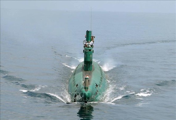 Nhà lãnh đạo Triều Tiên Kim Jong-un thị sát tàu ngầm số 748 của đơn vị hải quân thuộc Quân đội Nhân dân Triều Tiên ở một địa điểm bí mật (ảnh tư liệu do Hãng thông tấn Trung ương Triều Tiên KCNA đăng phát ngày 16-6-2014). Ảnh: AFP/TTXVN