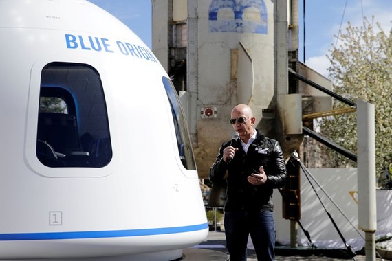 Công ty tên lửa Blue Origin của tỷ phú Jeff Bezos đã sẵn sàng mở bán vé du lịch vũ trụ ở quỹ đạo thấp. Ảnh: REUTERS