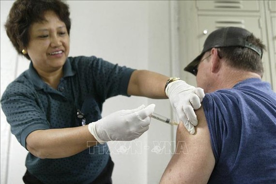  Nhân viên y tế tiêm vaccine phòng cúm mùa cho người dân tại Los Angeles, bang California, Mỹ. Ảnh tư liệu: TTXVN