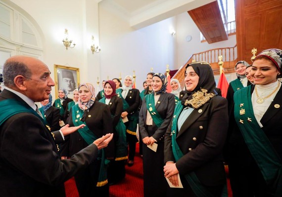 Gần 100 thành viên nữ Hội đồng Nhà nước Ai Cập tuyên thệ nhậm chức, trở thành những nữ thẩm phán đầu tiên tại Ai Cập. Ảnh: REUTERS