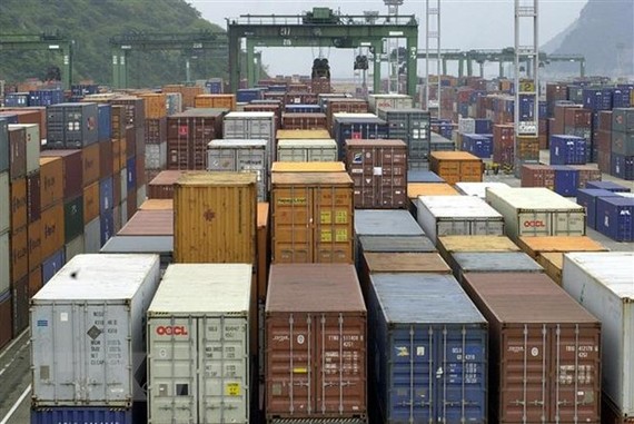 Container hàng hóa được bốc dỡ tại cảng Busan, Hàn Quốc. Ảnh: TTXVN
