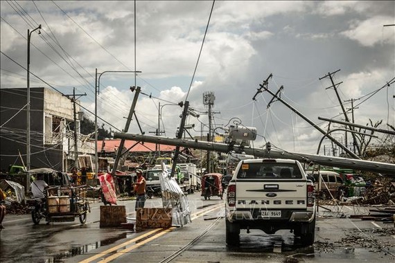Cột điện bị quật đổ sau khi bão Rai đổ bộ vào thành phố Surigao, tỉnh Surigao del norte, Philippines, ngày 19-12-2021. Ảnh: TTXVN