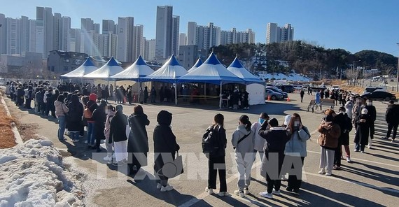 Người dân xếp hàng chờ xét nghiệm Covid-19 tại Gangneung, Hàn Quốc, ngày 6-1-2022. Ảnh: TTXVN