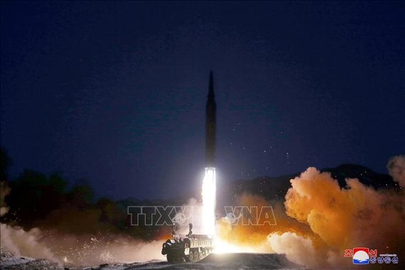 Trong ảnh (do Hãng thông tấn Trung ương Triều Tiên KCNA đăng phát ngày 12-1-2022): Vụ phóng thử thành công tên lửa siêu vượt âm do Viện Khoa học Quốc phòng Triều Tiên thực hiện tại một địa điểm chưa xác định. Ảnh: TTXVN