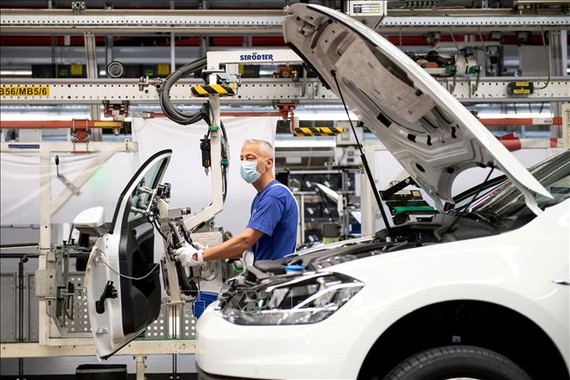 Công nhân làm việc trên dây chuyền lắp ráp xe ô tô của Hãng Volkswagen ở Wolfsburg (Đức). Ảnh: REUTERS