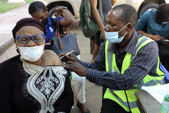 Một phụ nữ được tiêm vaccine Covid-19 tại Abuja, Nigeria. Ảnh: AP