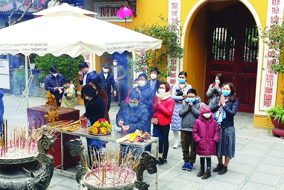 Du khách đi lễ đầu năm trong bình an tại chùa Quán Sứ (Hà Nội)