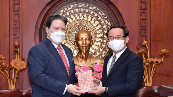  Bí thư  Thành ủy TPHCM Nguyễn Văn Nên tặng quà lưu niệm Đại sứ Hoa Kỳ Marc E. Knapper. Ảnh: VIỆT DŨNG