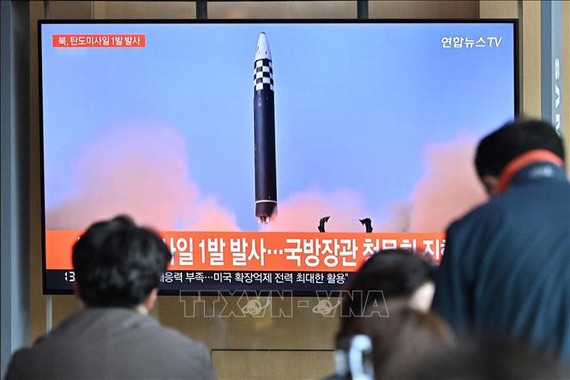 Người dân theo dõi qua màn hình ti vi ở nhà ga Seoul, Hàn Quốc về vụ phóng thử được cho là tên lửa đạn đạo của Triều Tiên, ngày 14-3-2022. Ảnh: AFP/TTXVN