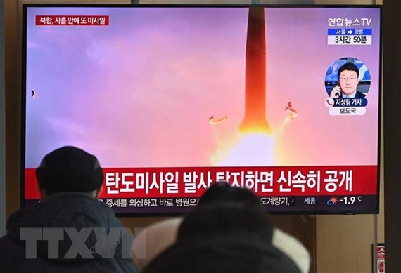 Người dân theo dõi qua truyền hình ở nhà ga Seoul (Hàn Quốc) về vụ phóng thử vật thể được cho là tên lửa đạn đạo của Triều Tiên, ngày 30-1-2022. Ảnh: AFP/TTXVN