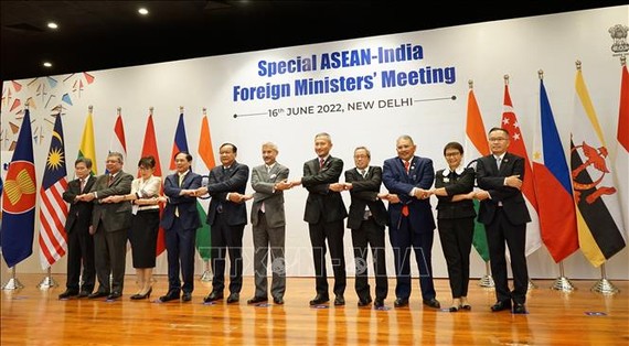 Các ngoại trưởng ASEAN và Ấn Độ chụp ảnh chung tại hội nghị. Ảnh: TTXVN